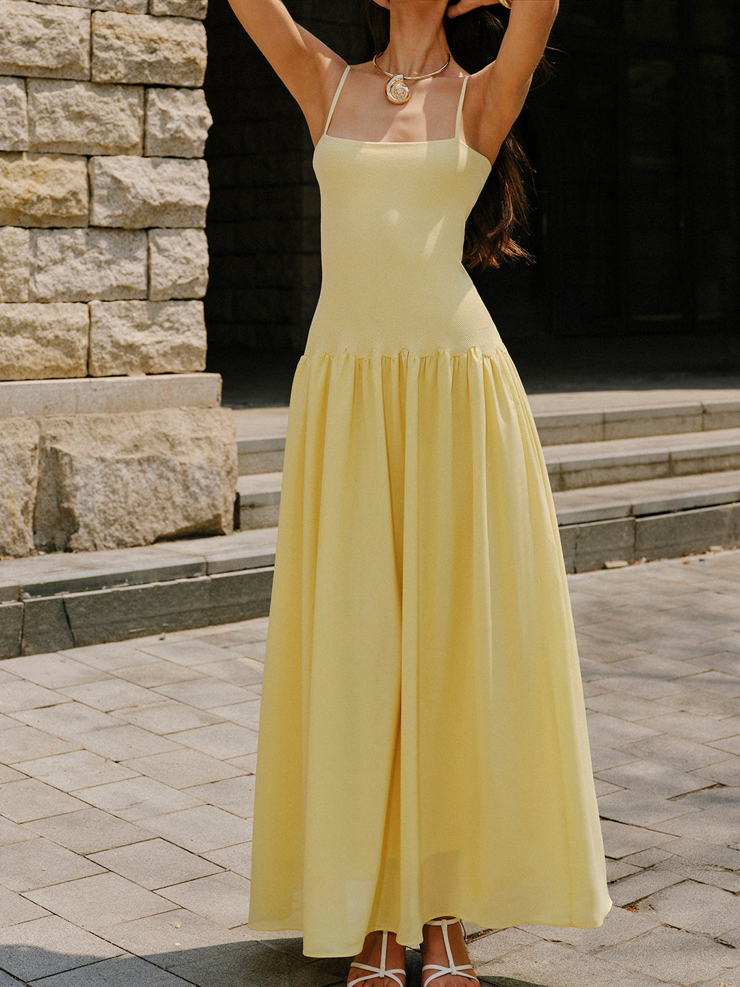 Robe pull en maille à ourlet plissé