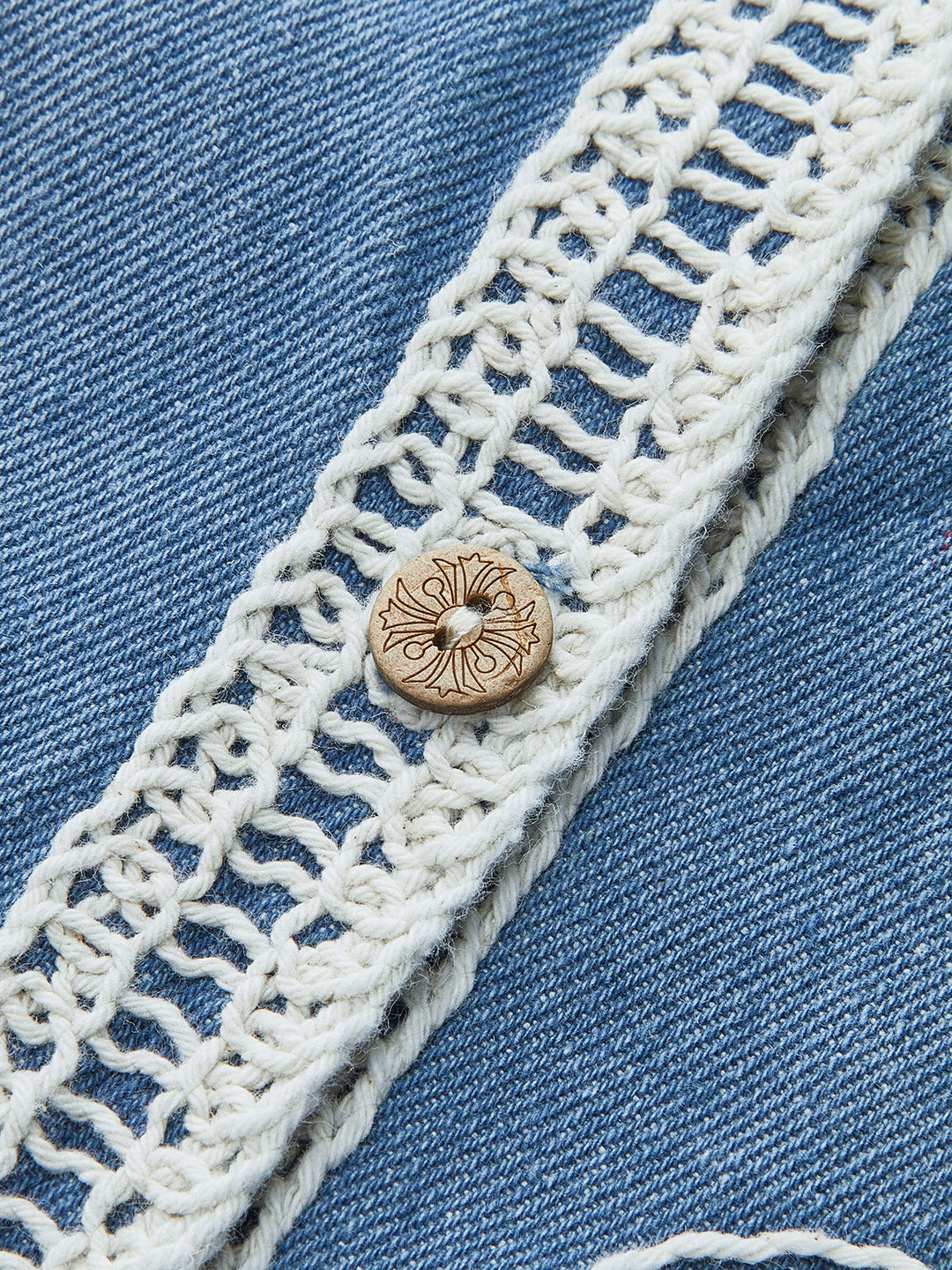 Gilet boutonné en jean brodé