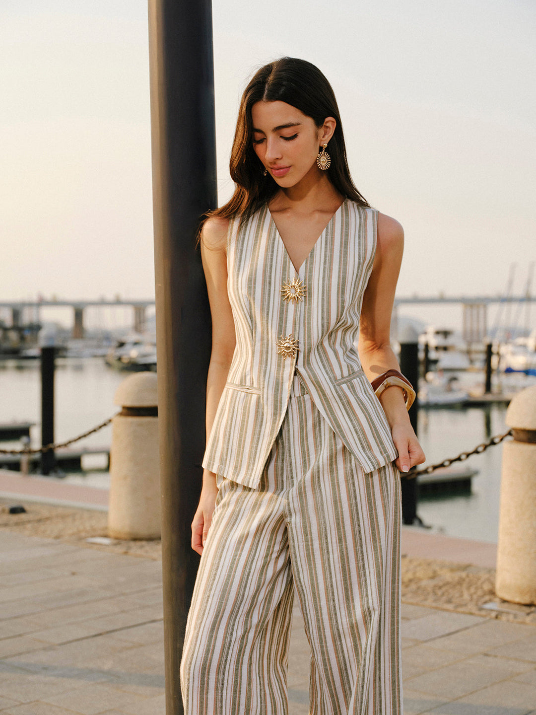 Gilet rayé en coton et lin avec détails métalliques et col en V