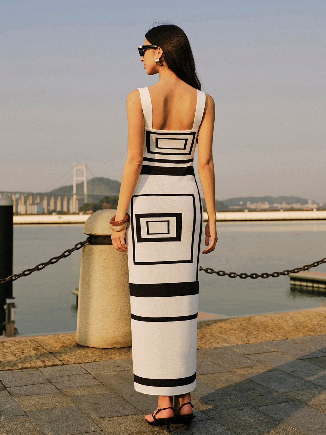 Robe pull à col carré géométrique