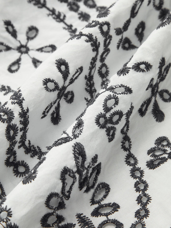Robe ceinturée à encolure en V et broderies