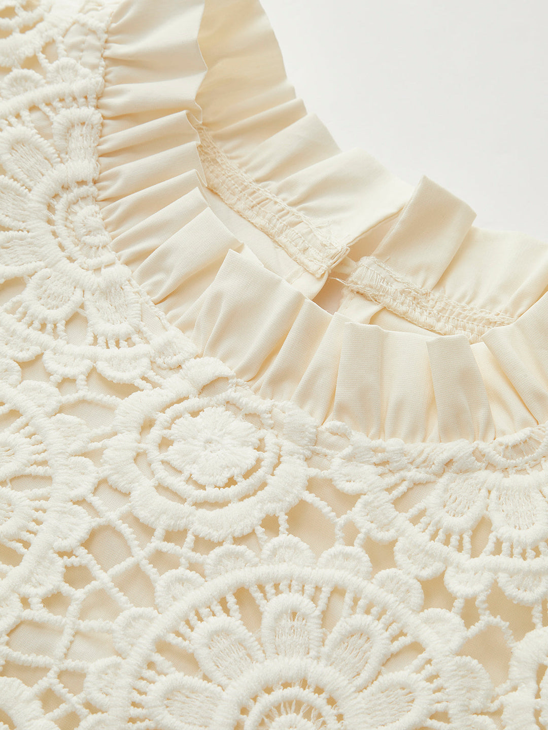 Haut sans manches en crochet et dentelle avec bordure à volants