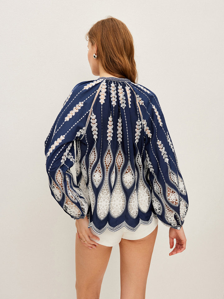Blouse à col noué brodée semi-transparente