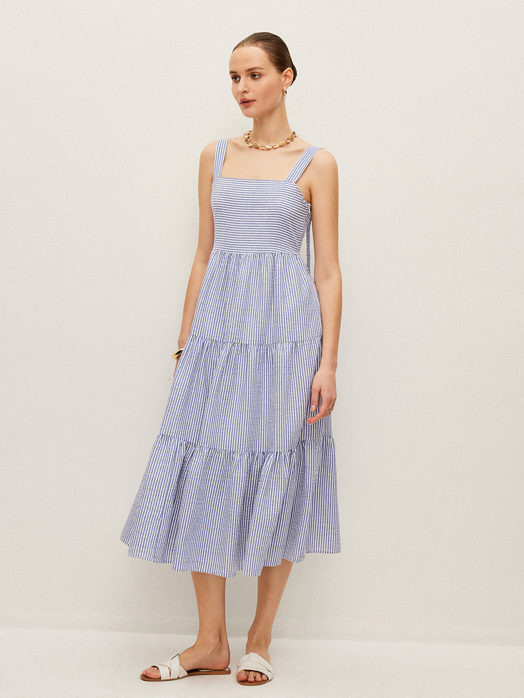 Robe sans manches à rayures et détails boutonnés