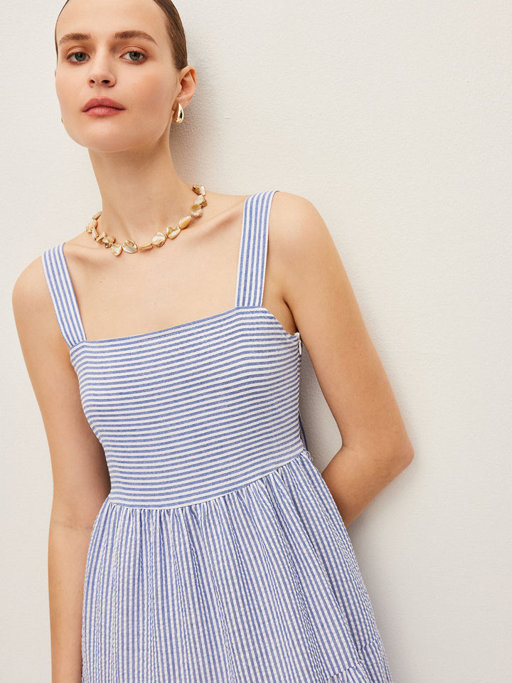 Robe sans manches à rayures et détails boutonnés