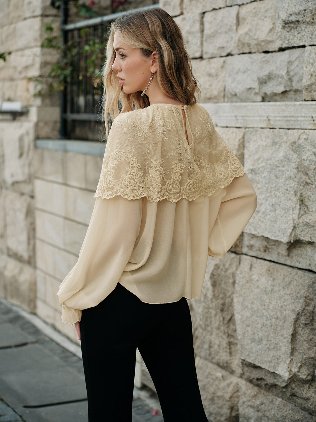Blouse Semi-Transparente en Dentelle et Mousseline