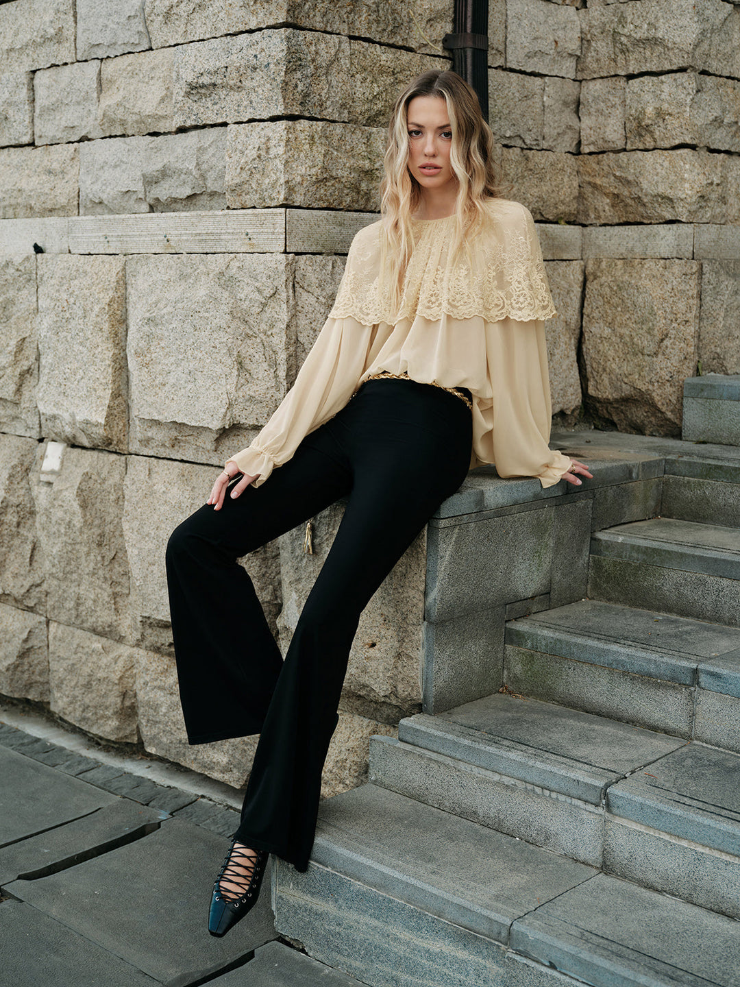 Blouse Semi-Transparente en Dentelle et Mousseline