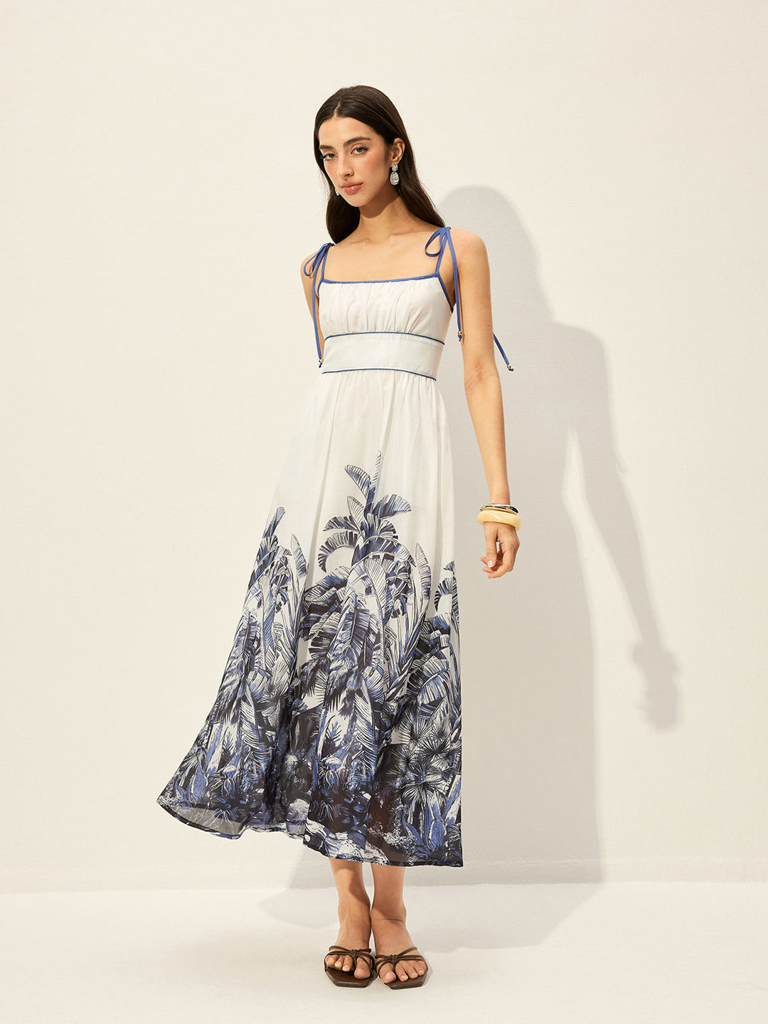 Robe à bretelles imprimé tropical