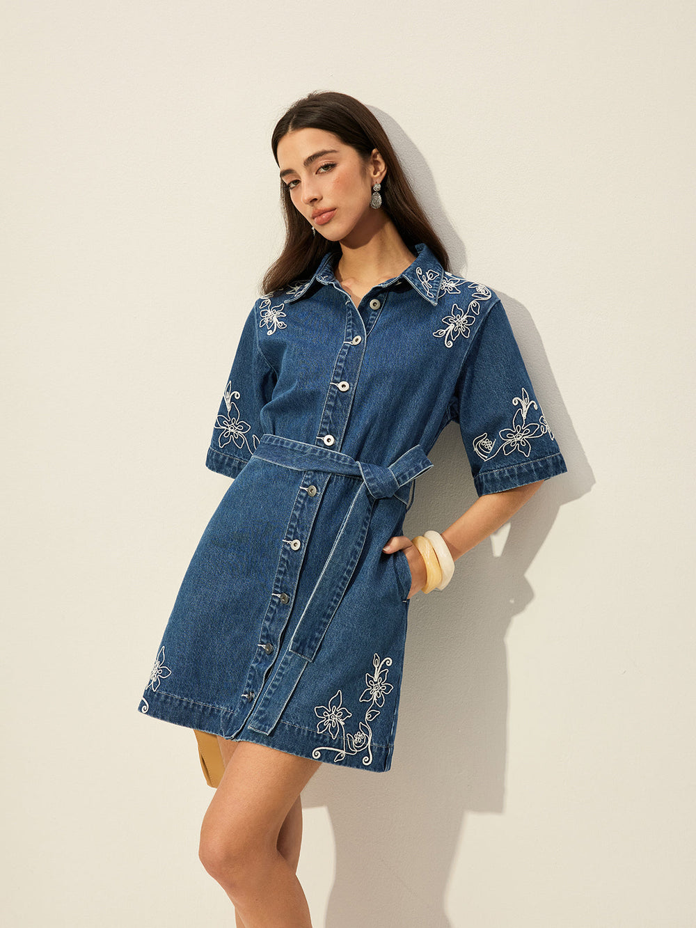 Robe Chemise En Jean Brodé Avec Ceinture