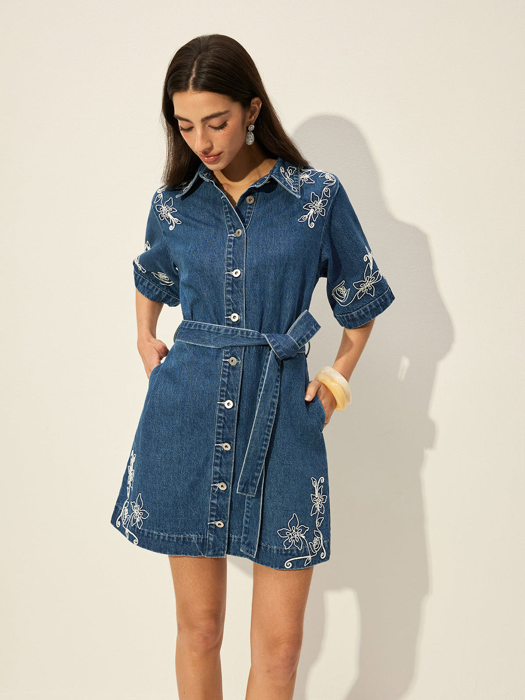 Robe Chemise En Jean Brodé Avec Ceinture