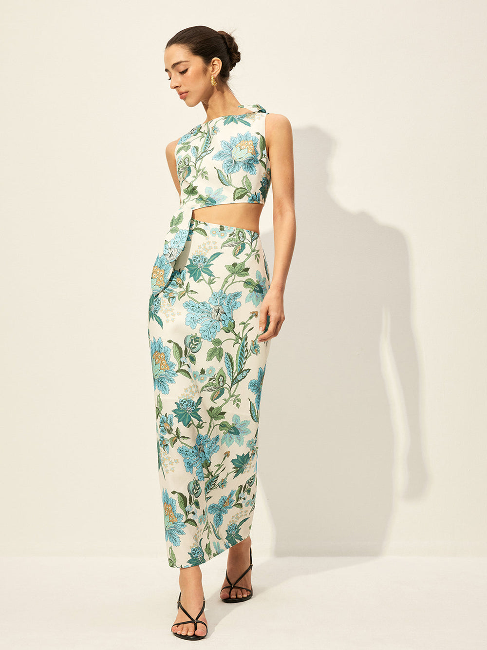Robe à découpes florales