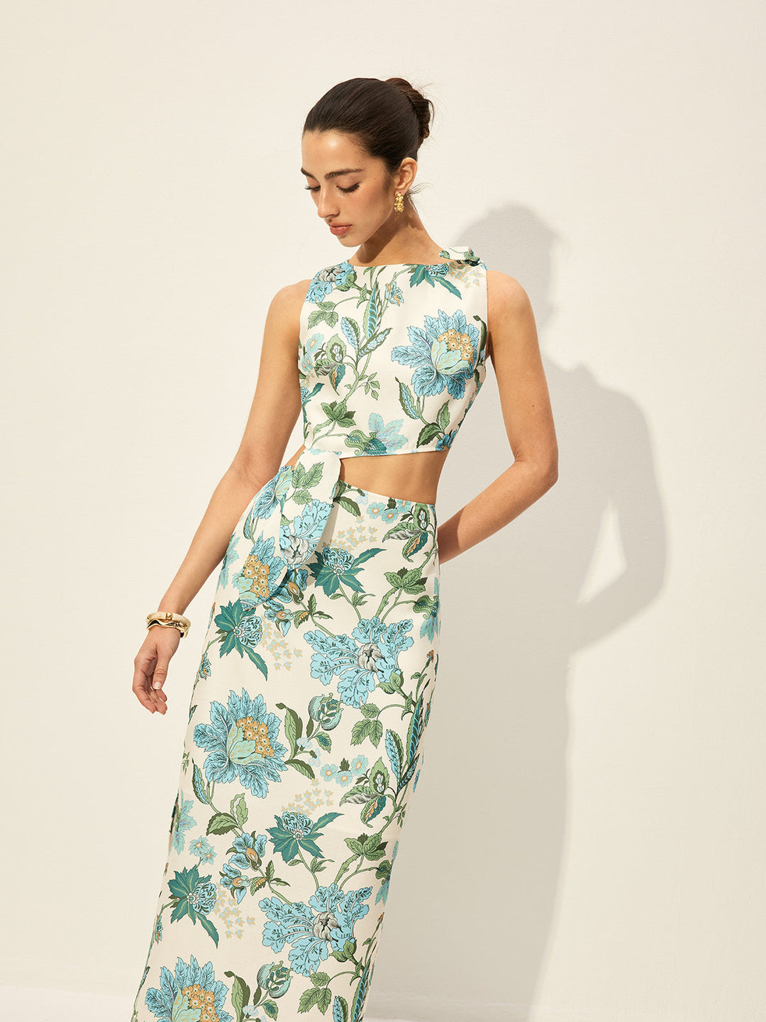 Robe à découpes florales