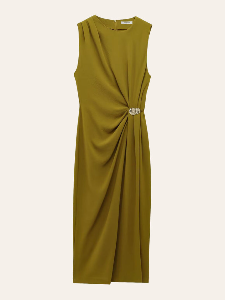 Robe à manches courtes avec détail en métal et taille froncée