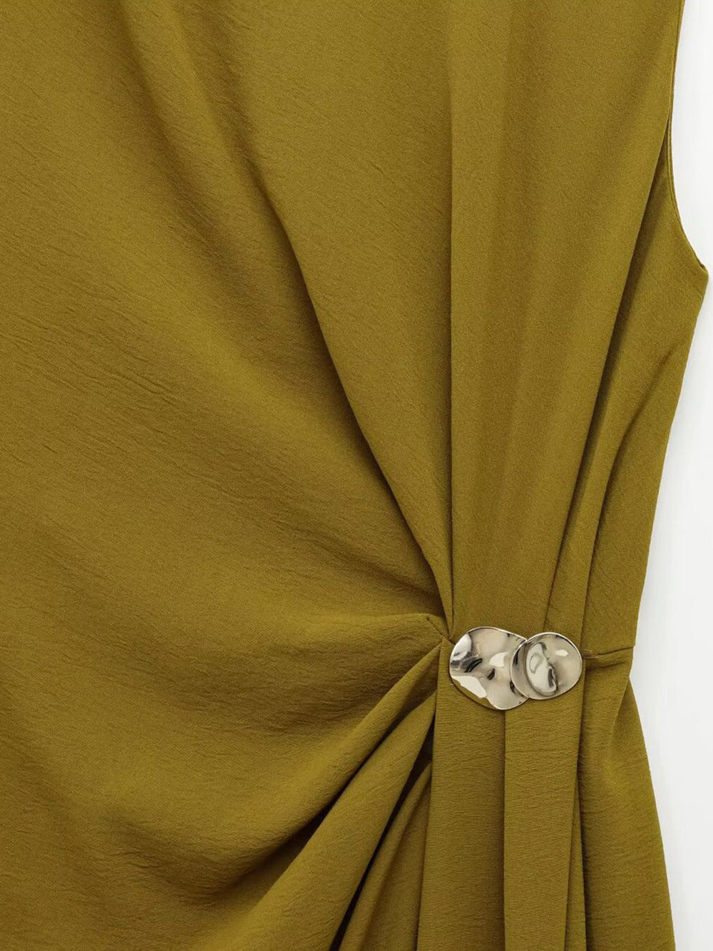 Robe à manches courtes avec détail en métal et taille froncée