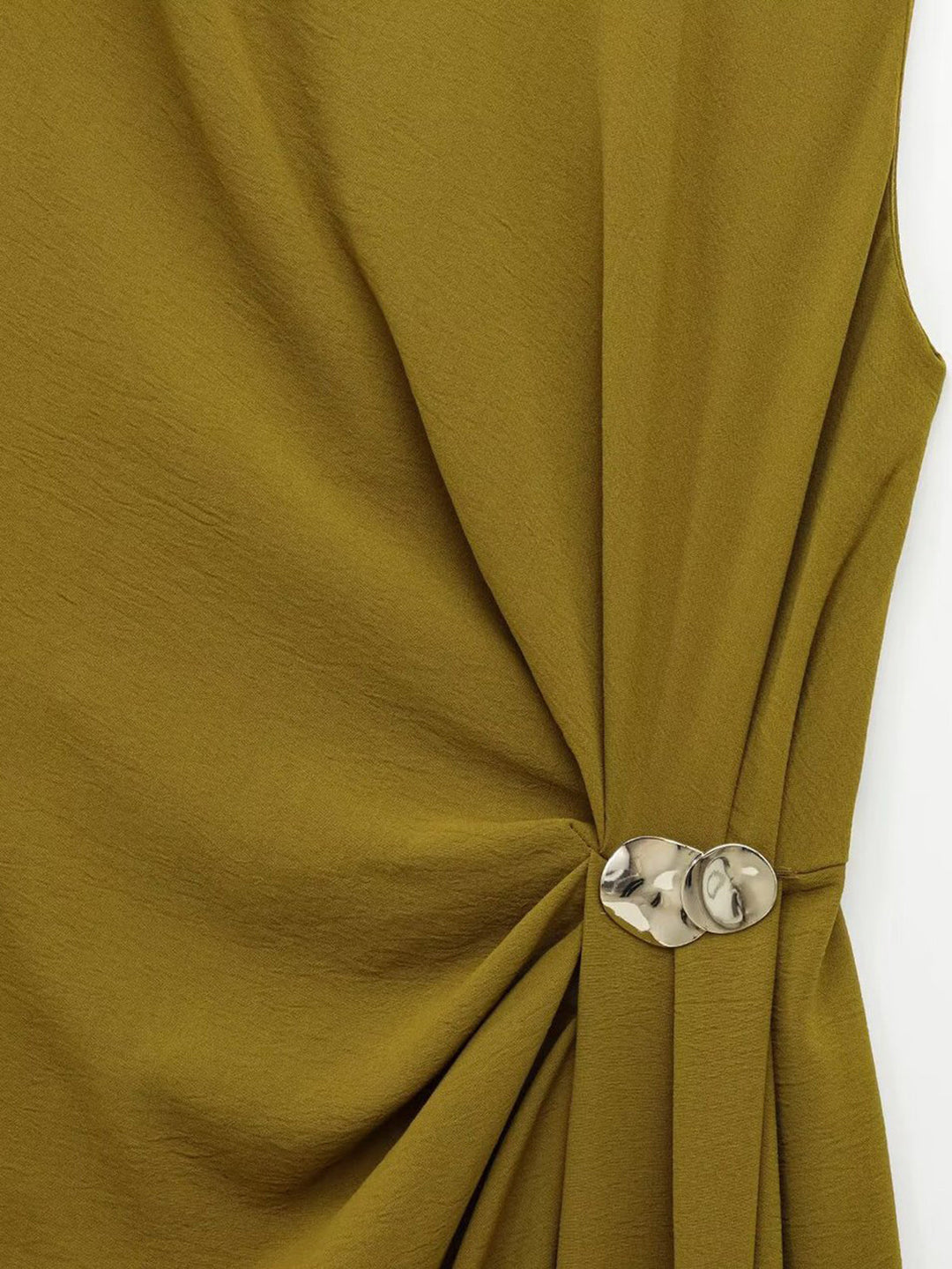 Robe à manches courtes avec détail en métal et taille froncée