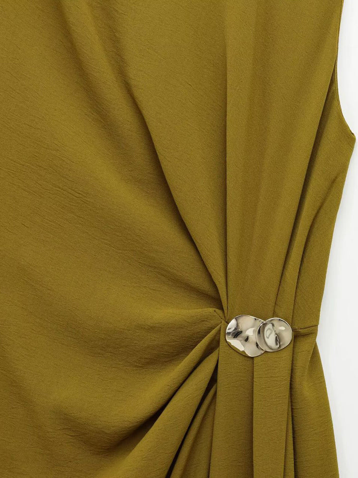 Robe à manches courtes avec détail en métal et taille froncée