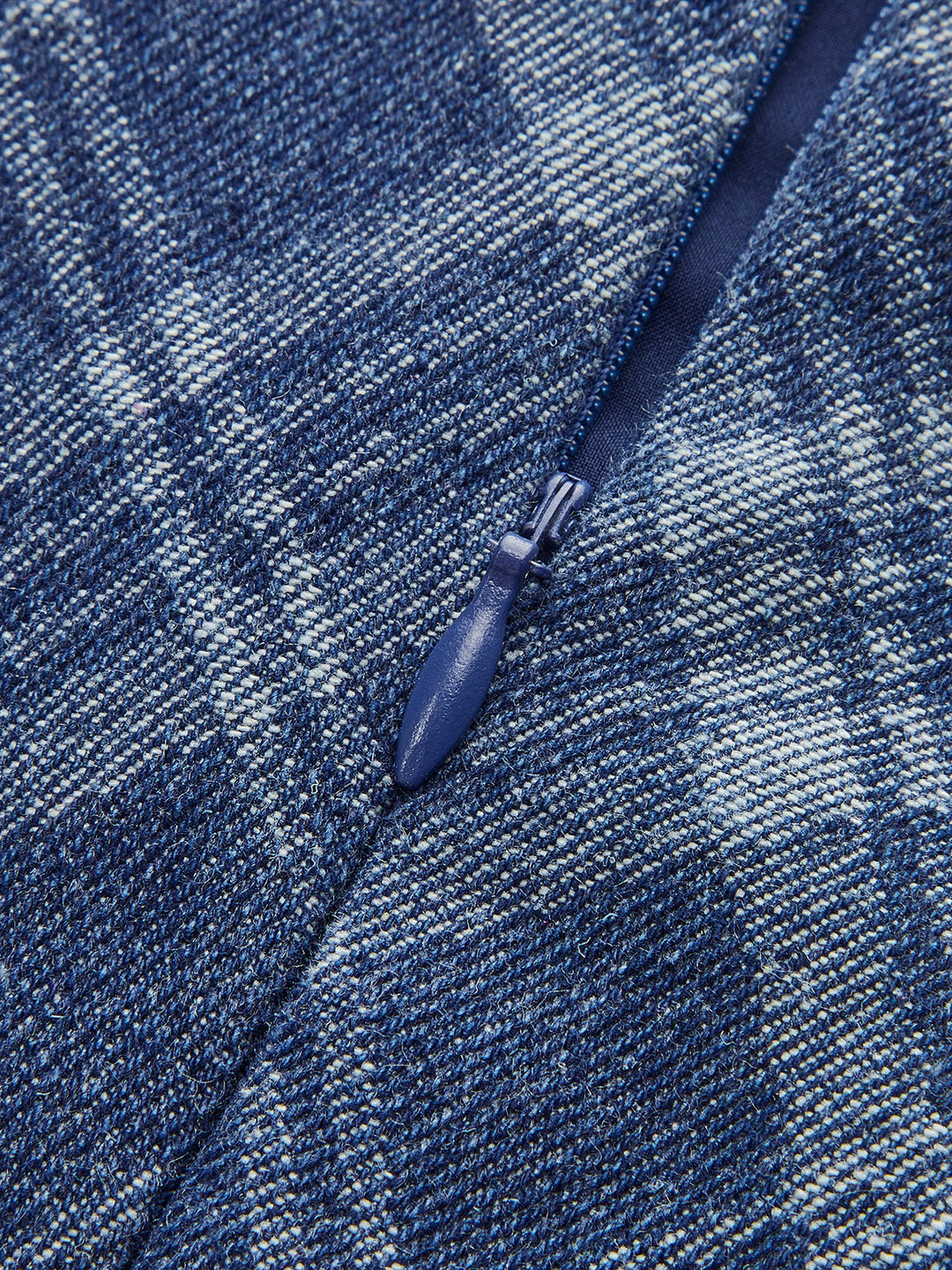 Robe en jean à col ras du cou avec boutons en métal et poches décoratives