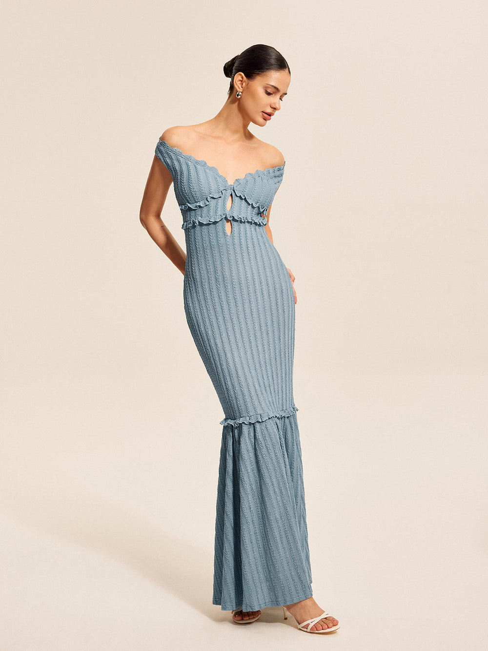 Robe à épaules dénudées avec volants