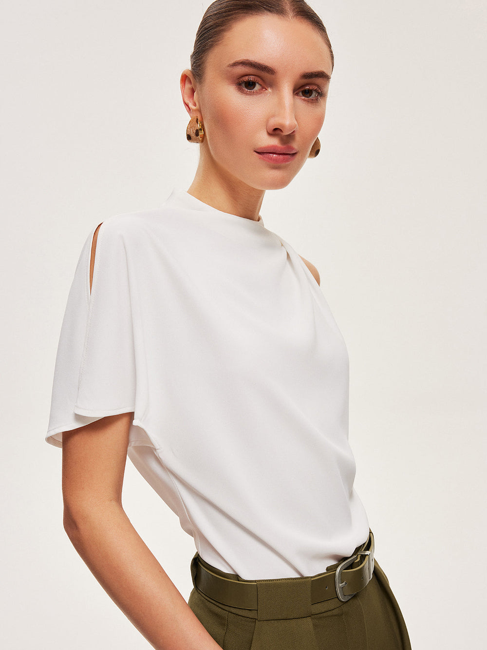 Haut à épaules boutonnées drapé asymétrique