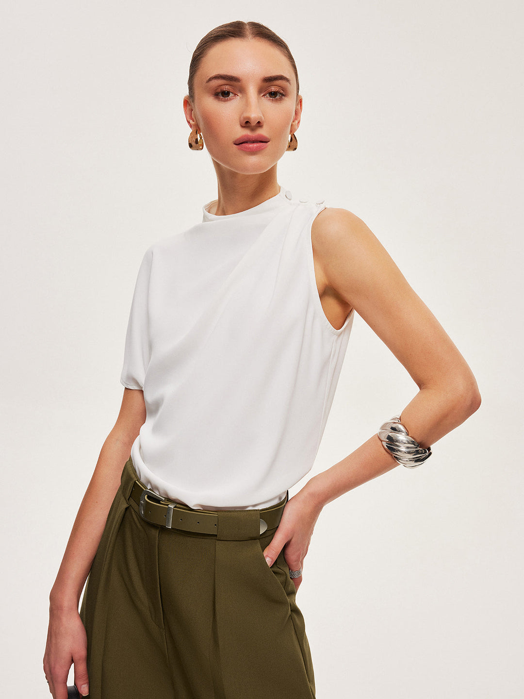 Haut à épaules boutonnées drapé asymétrique