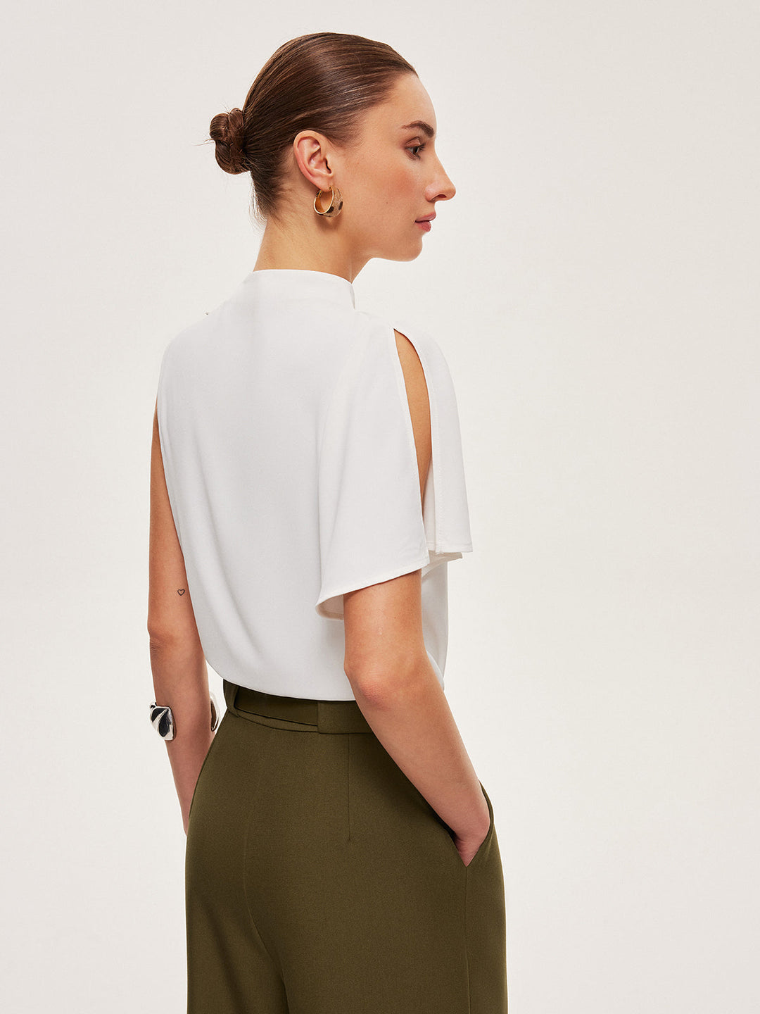 Haut à épaules boutonnées drapé asymétrique