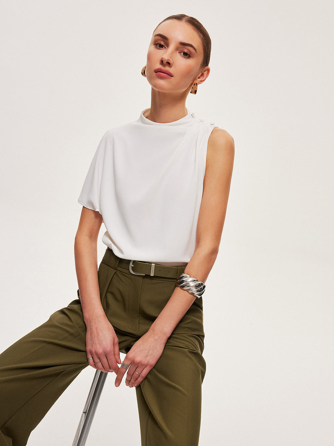 Haut à épaules boutonnées drapé asymétrique