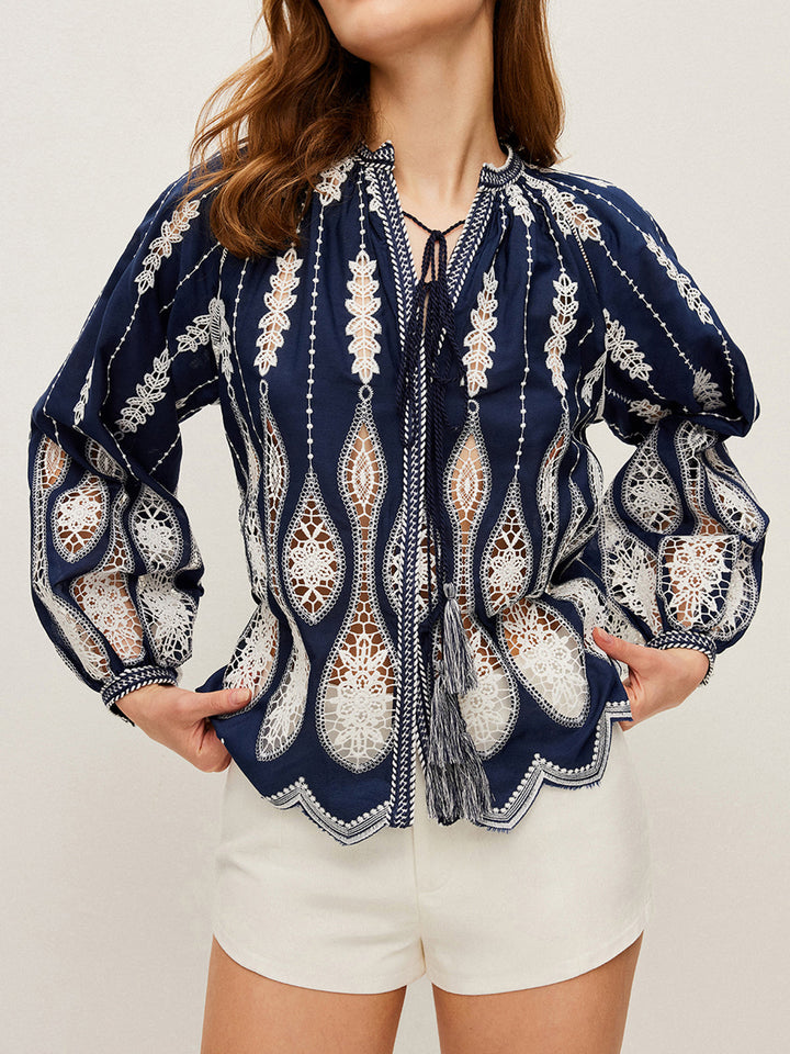 Blouse à col noué brodée semi-transparente