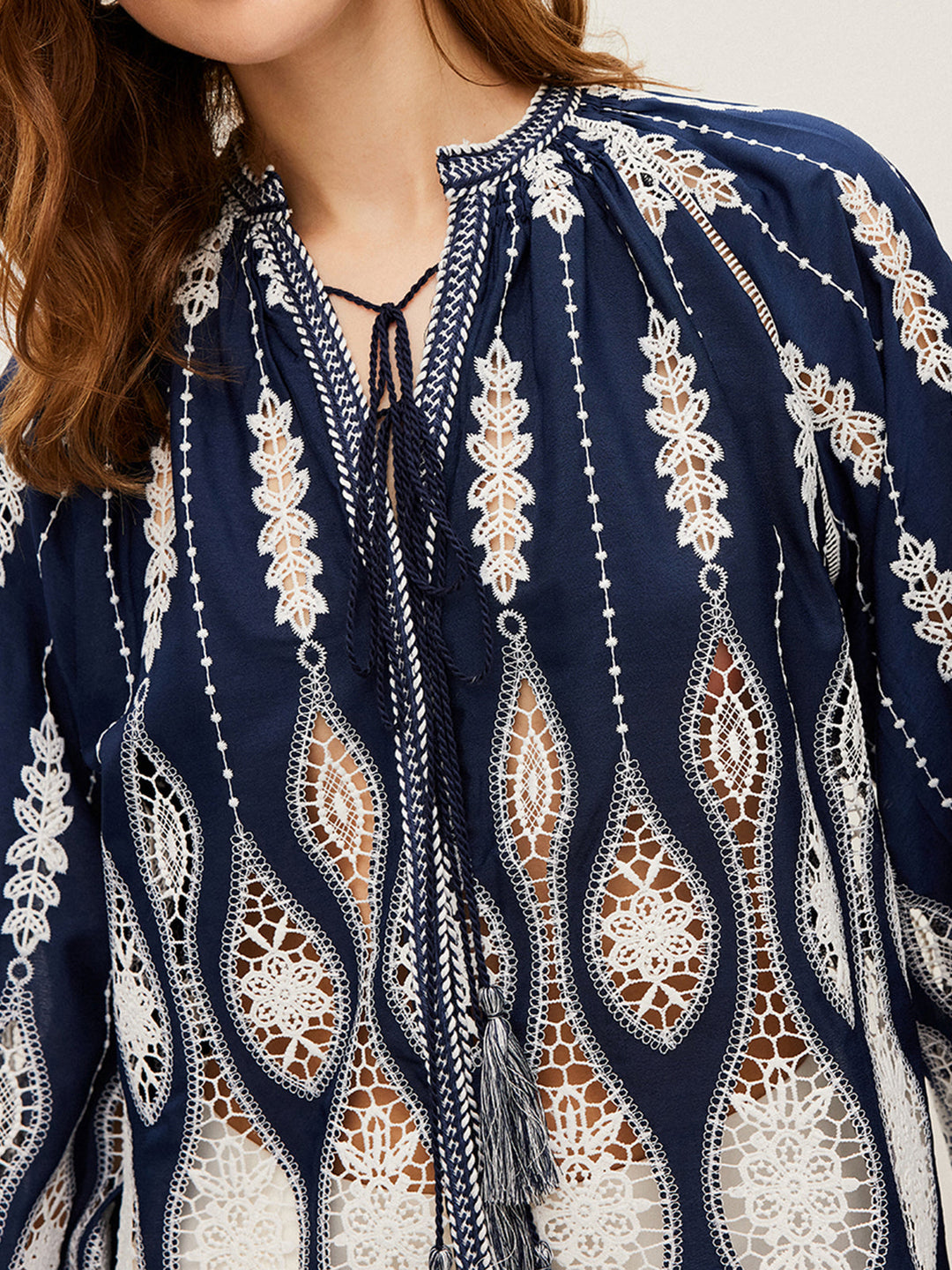 Blouse à col noué brodée semi-transparente