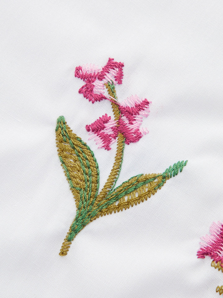Blouse à manches bouffantes avec bordure festonnée et nœud brodé