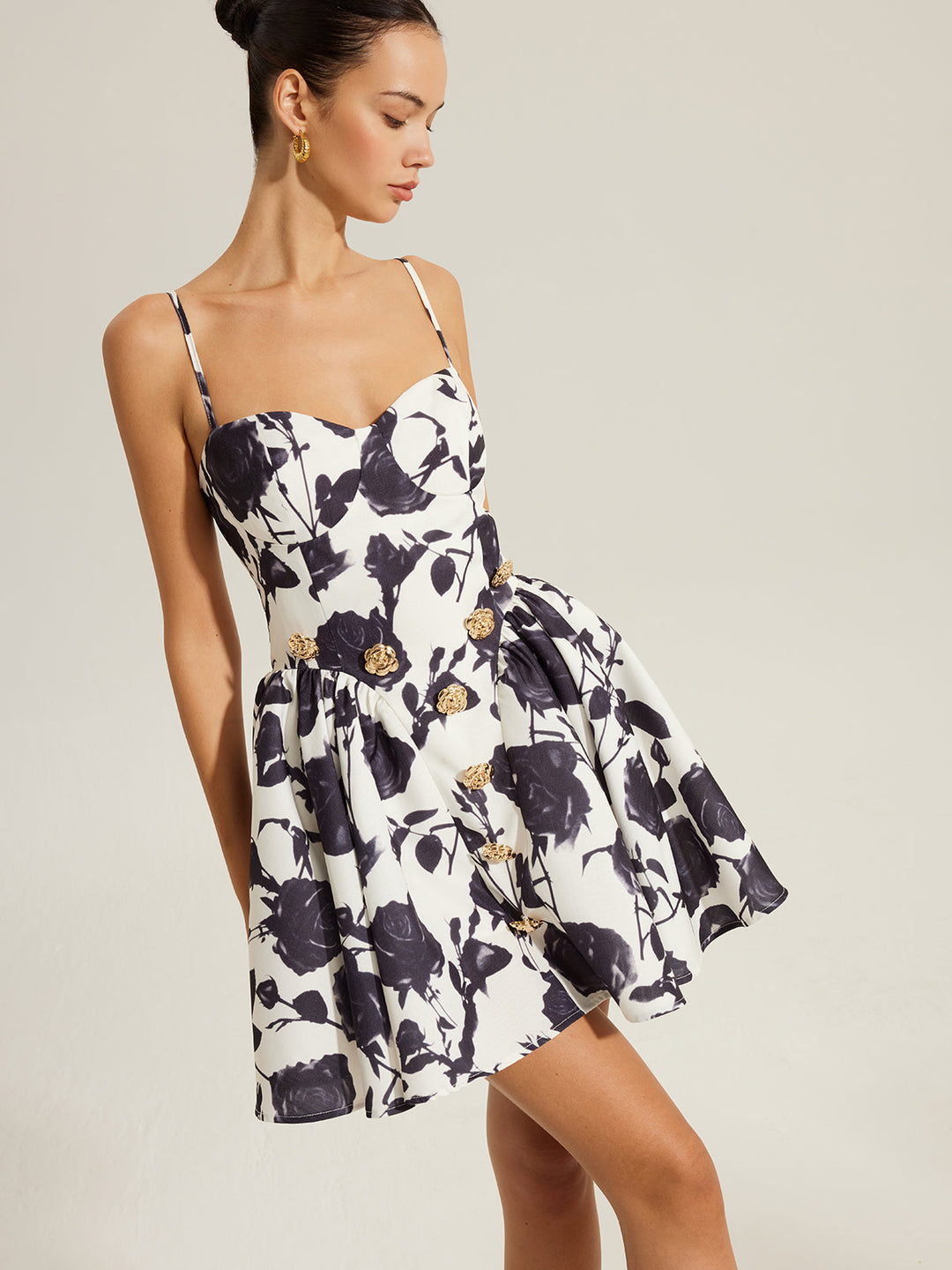 Robe à bretelles à imprimé floral avec détail métallique et fermeture éclair