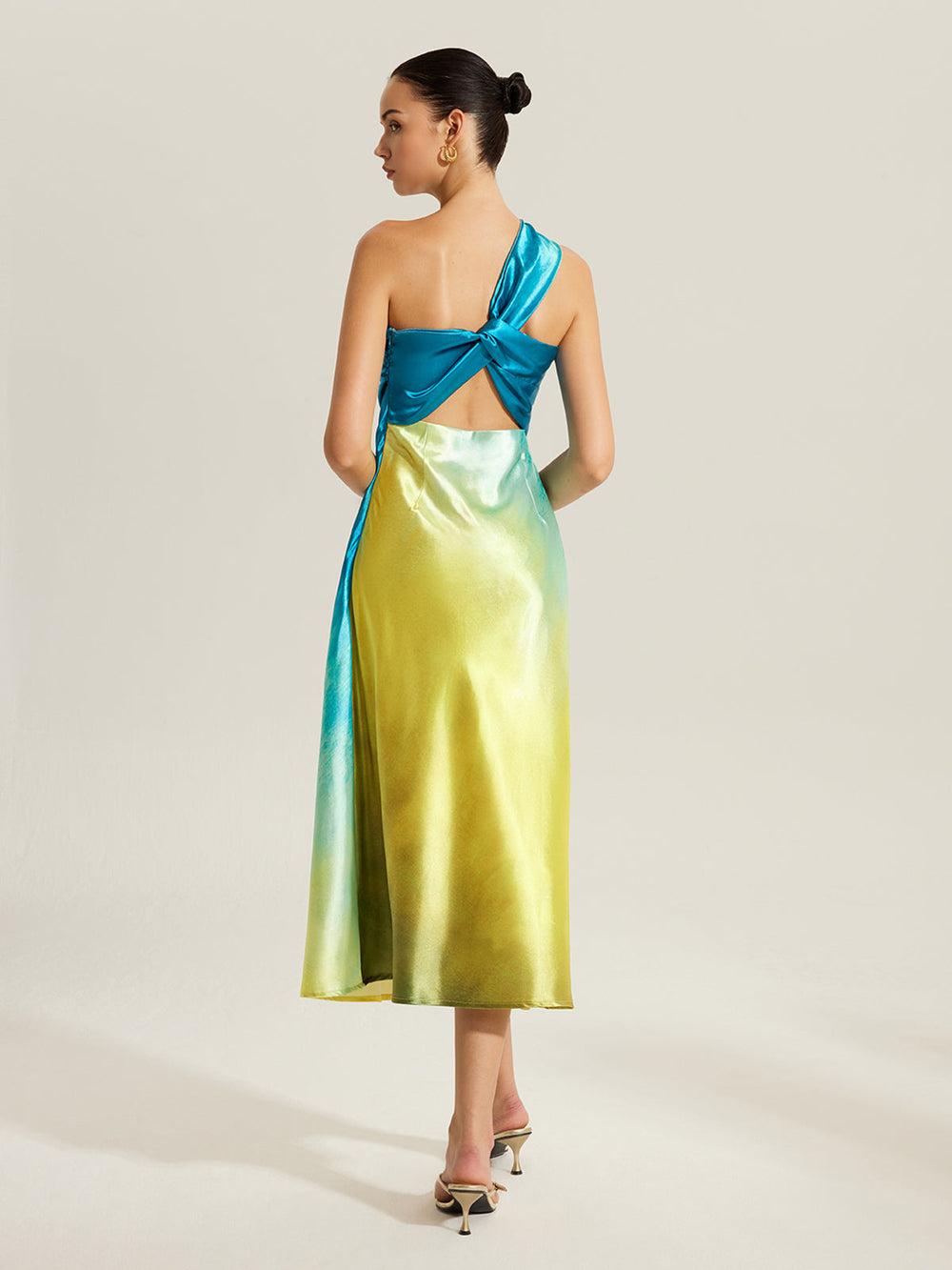 Robe Longue Satinée à Épaules Dénudées avec Détail de Nœud au Dos