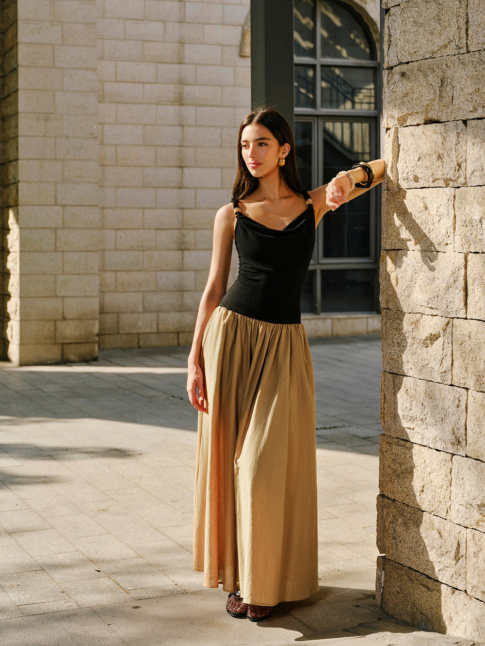 Robe sans manches en lin et coton avec col bénitier et détail métallique