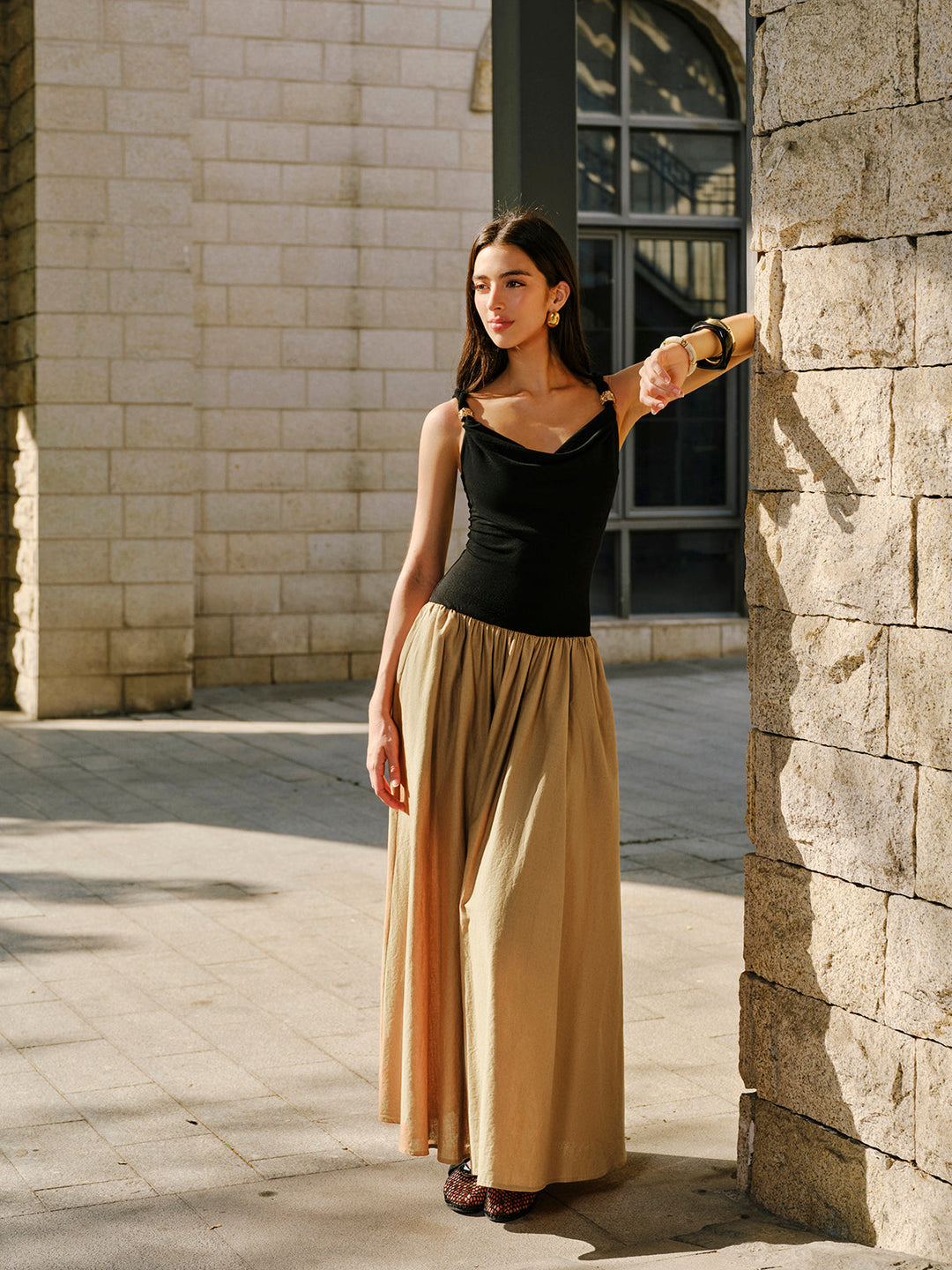 Robe sans manches en lin et coton avec col bénitier et détail métallique