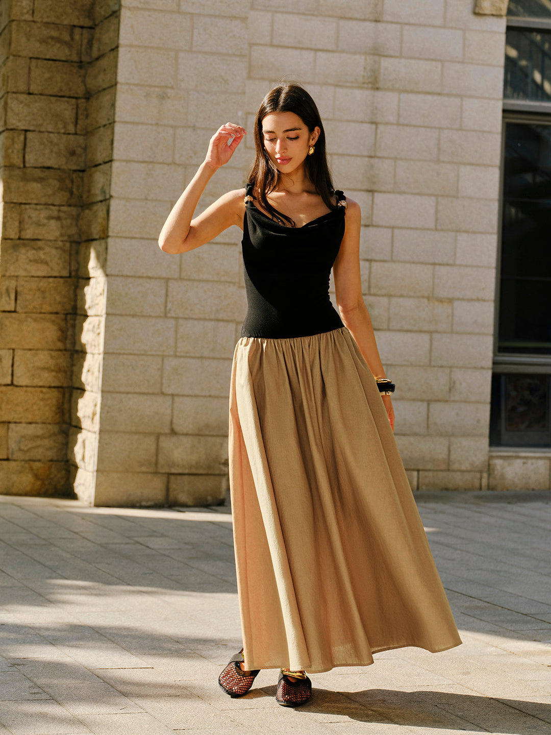 Robe sans manches en lin et coton avec col bénitier et détail métallique