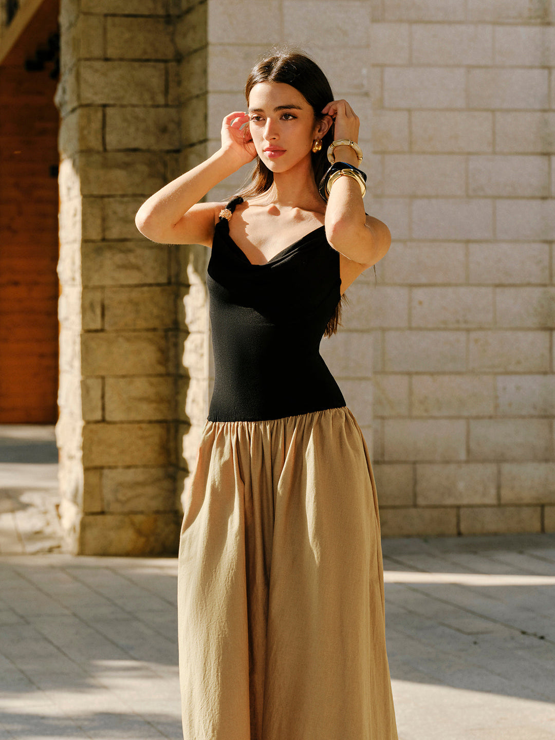 Robe sans manches en lin et coton avec col bénitier et détail métallique