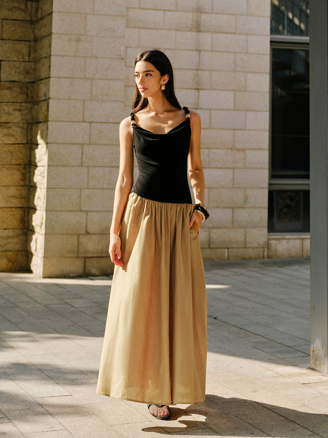 Robe sans manches en lin et coton avec col bénitier et détail métallique