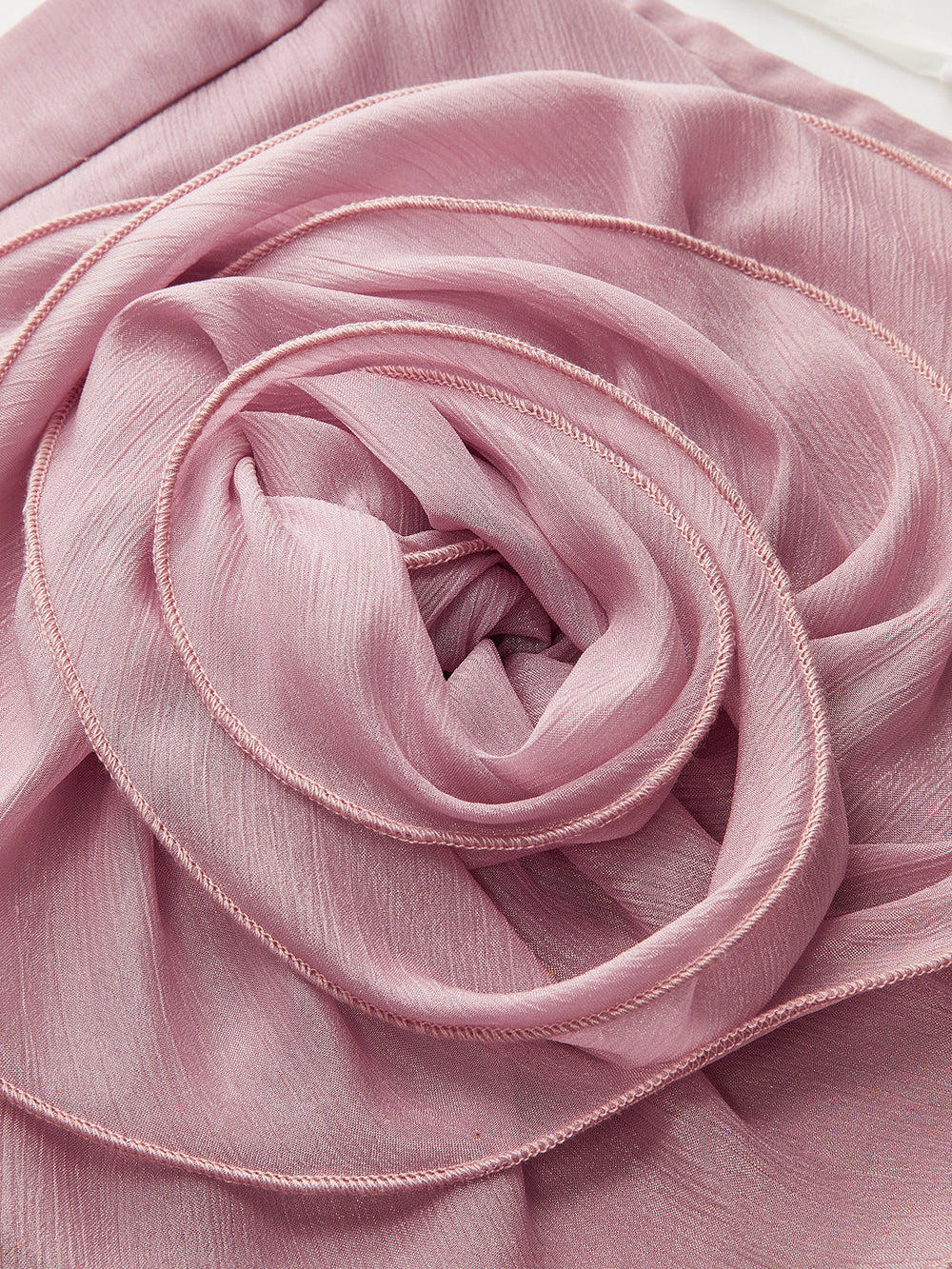 Jupe-short drapée en mousseline semi-transparente avec rosette 3D