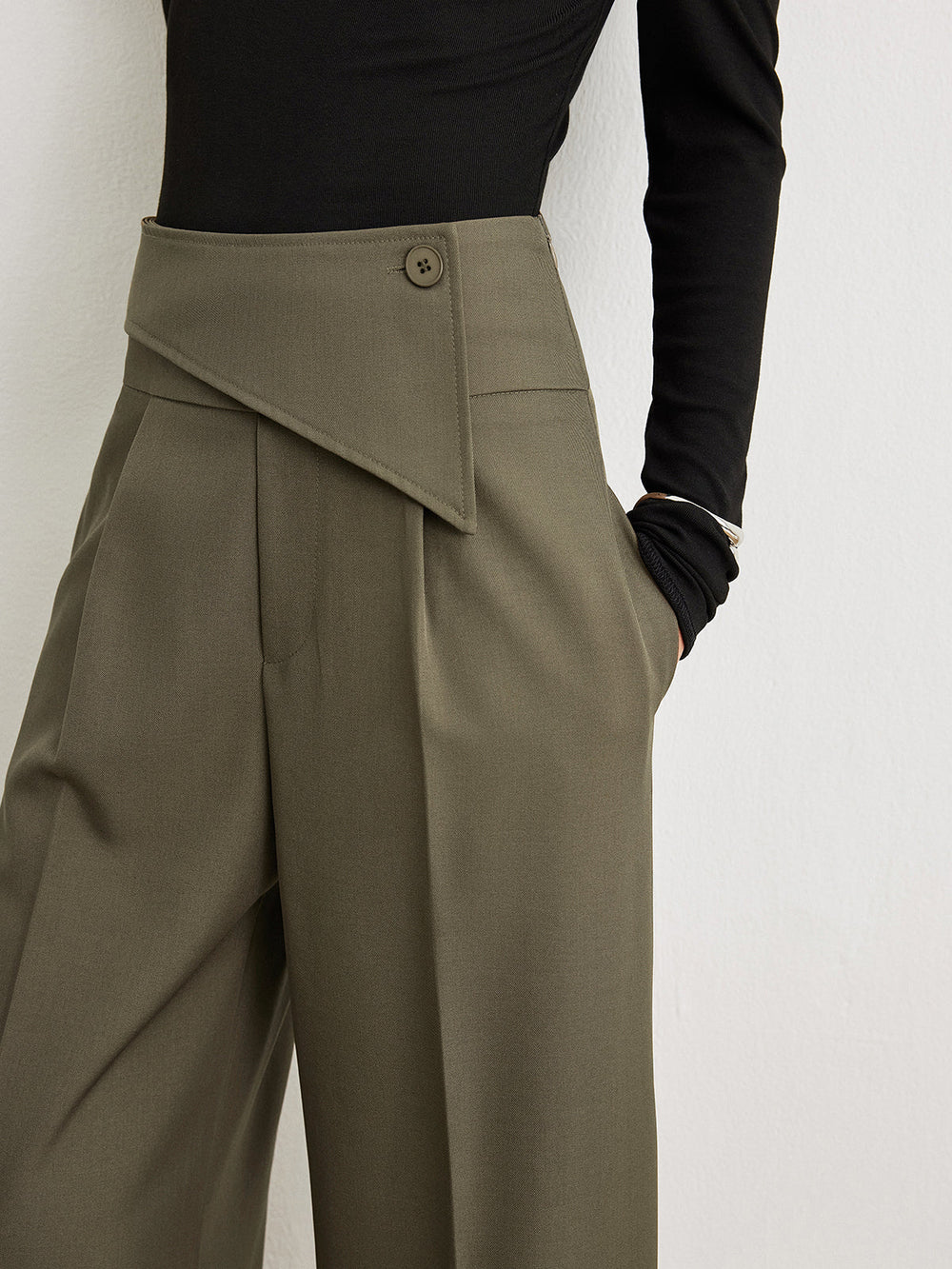 Pantalon taille mi-haute à design asymétrique