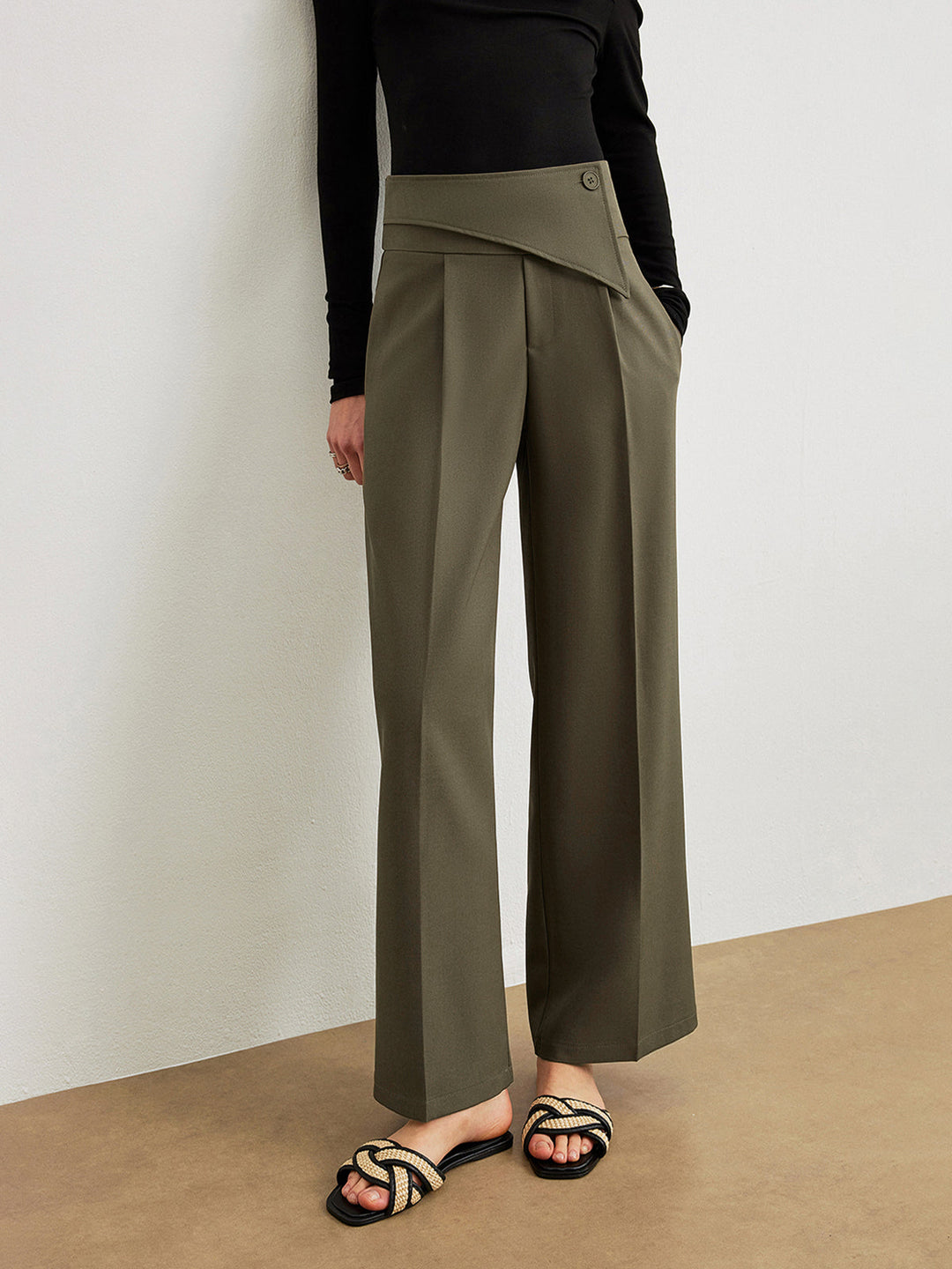 Pantalon taille mi-haute à design asymétrique