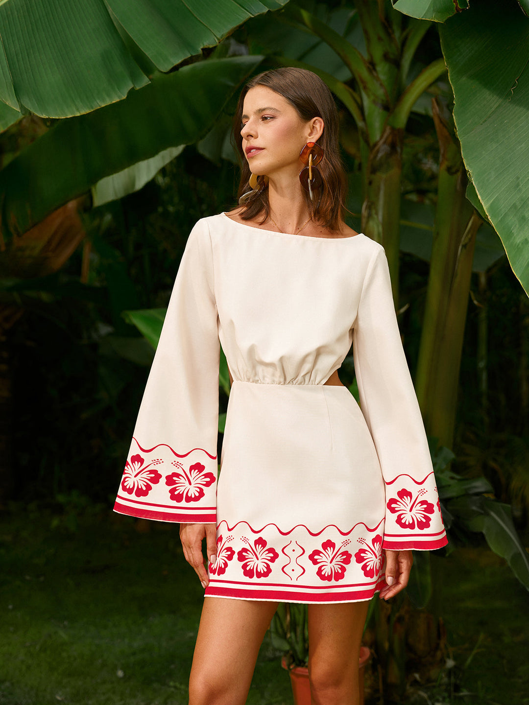 Robe dos nu à broderie florale et nouée