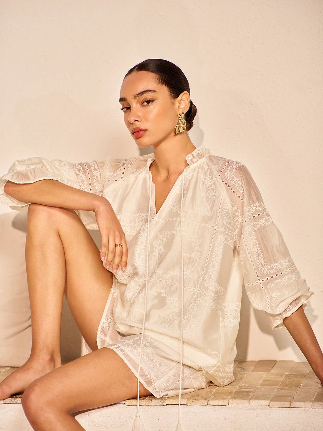 Ensemble short à manches longues et détails brodés