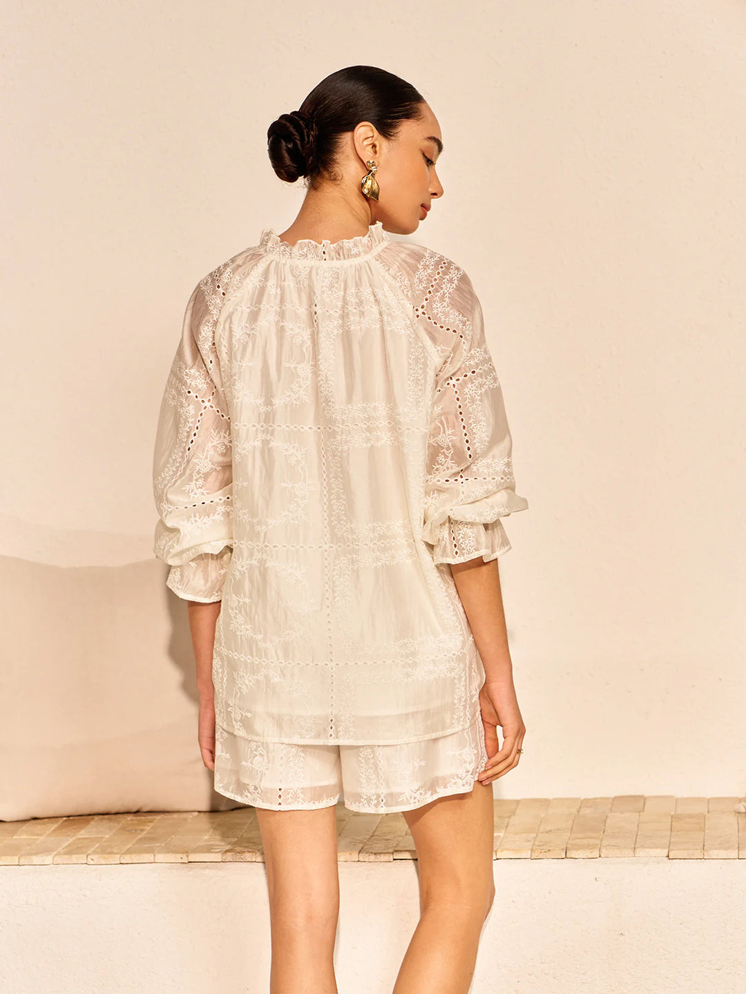 Ensemble short à manches longues et détails brodés