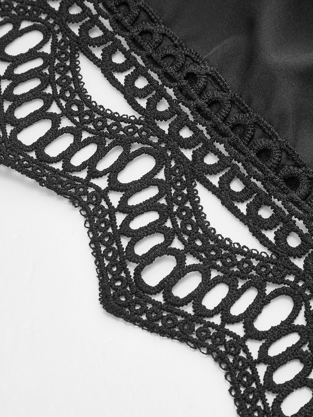 Robe en dentelle à œillets avec ceinture