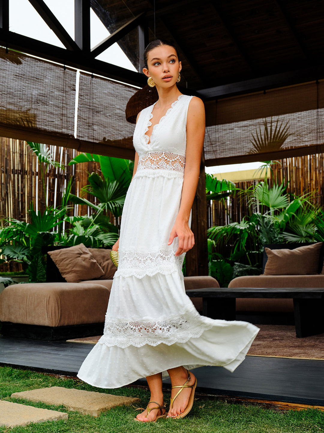 Robe à col en V avec bordure en dentelle semi-transparente