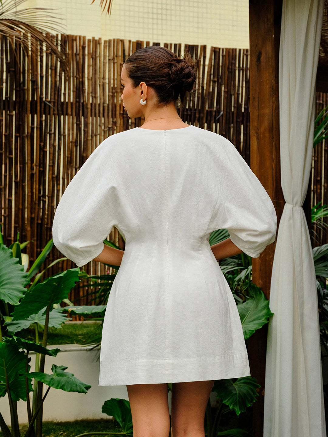 Robe à manches bouffantes en mélange coton-lin et col en V