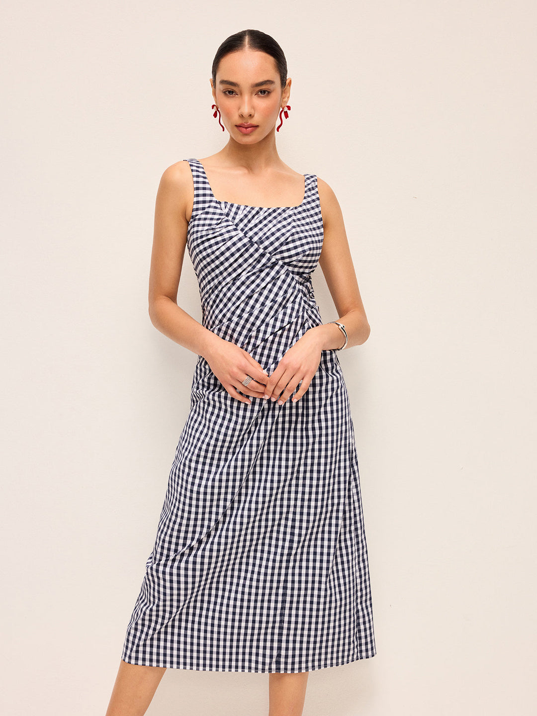 Robe sans manches à carreaux avec plis asymétriques