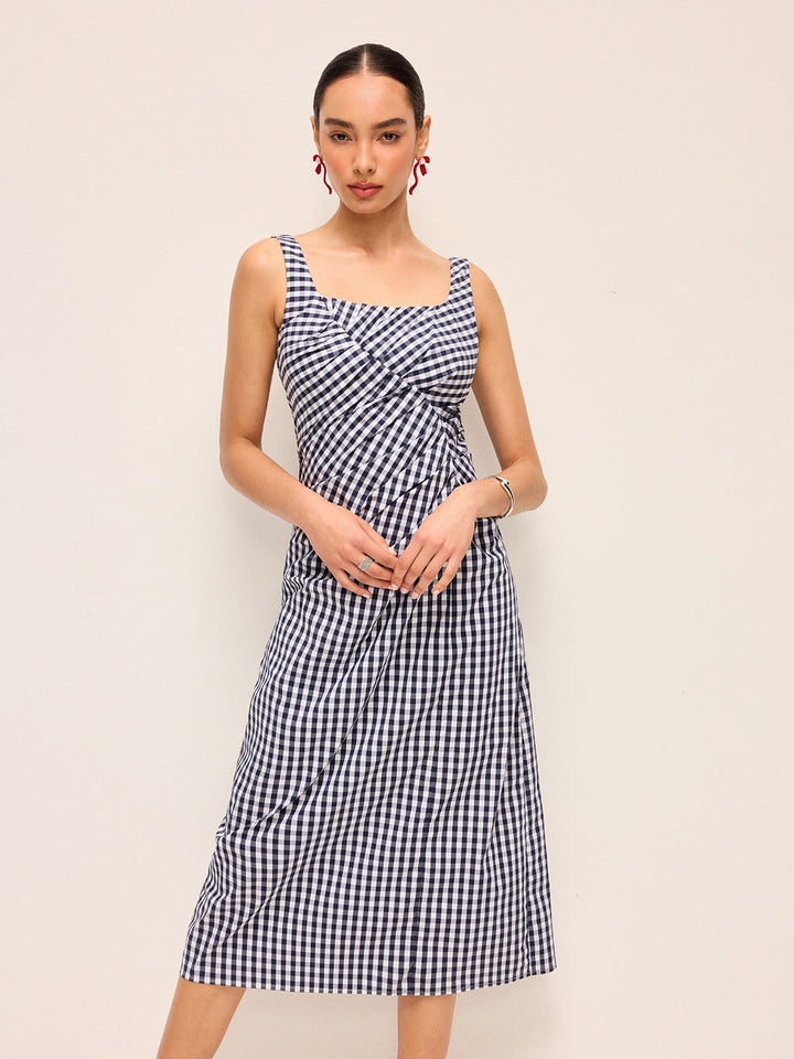 Robe sans manches à carreaux avec plis asymétriques