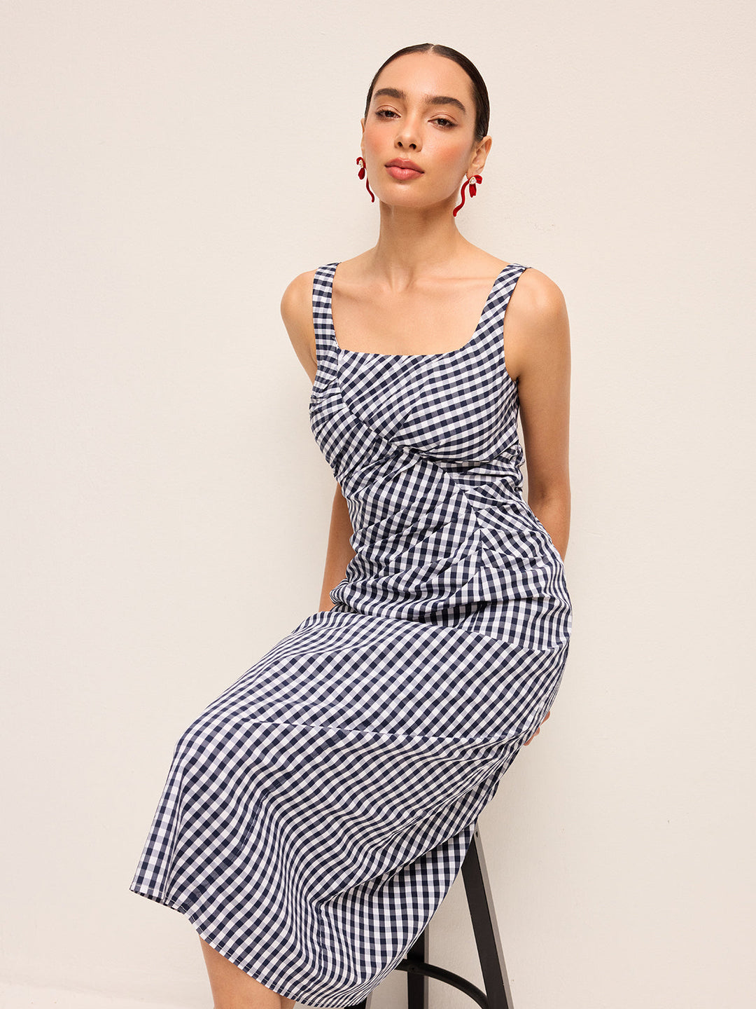 Robe sans manches à carreaux avec plis asymétriques