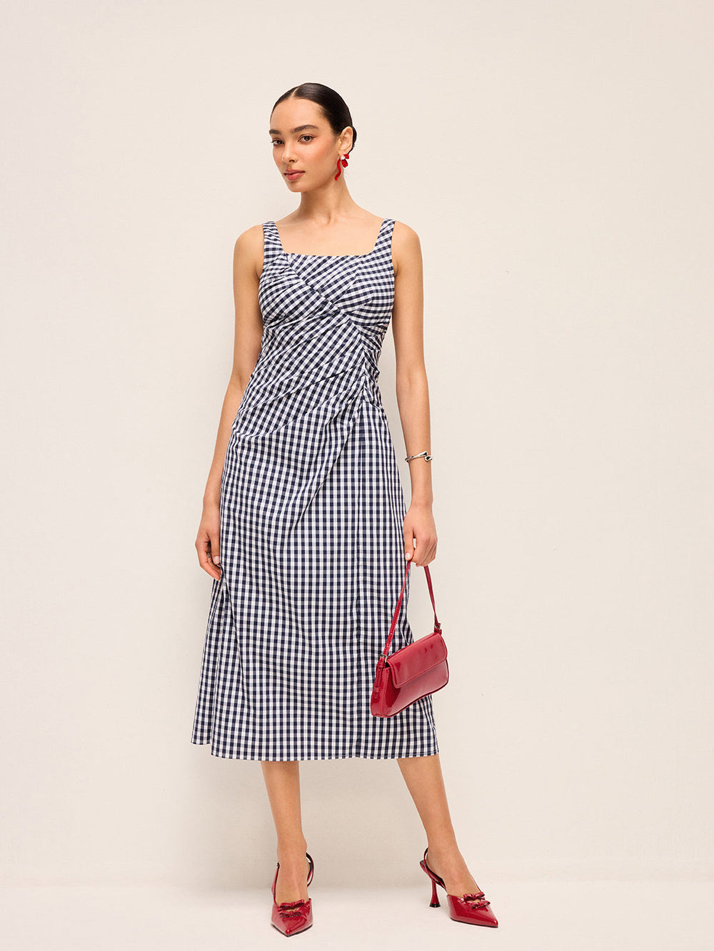 Robe sans manches à carreaux avec plis asymétriques