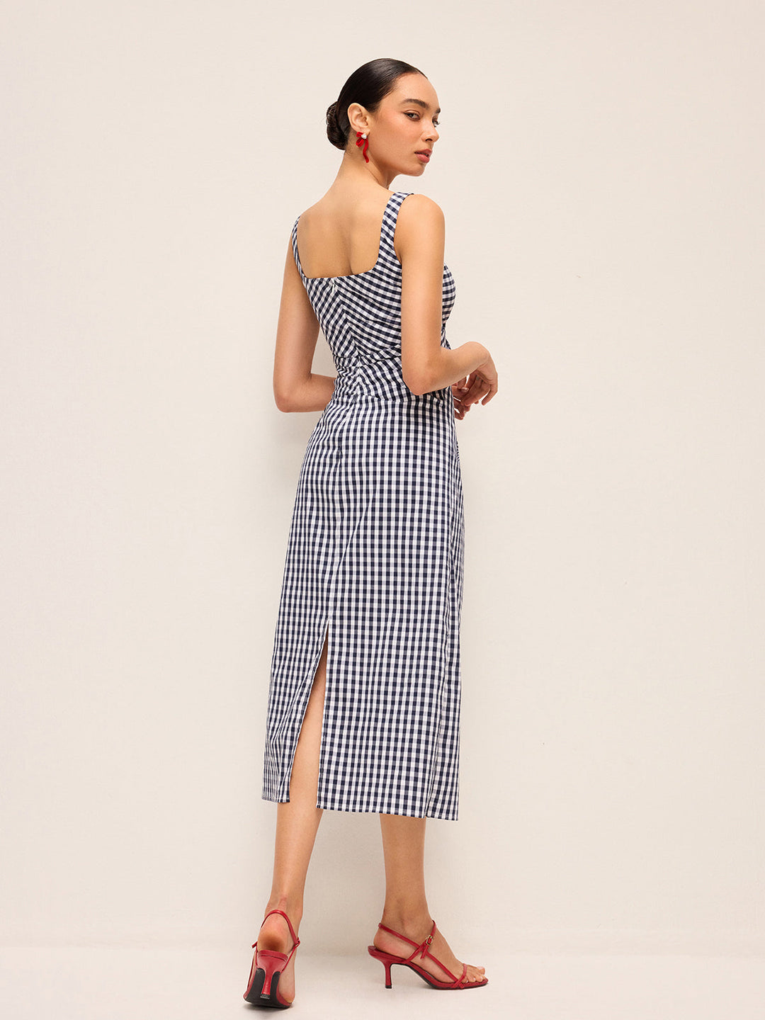 Robe sans manches à carreaux avec plis asymétriques
